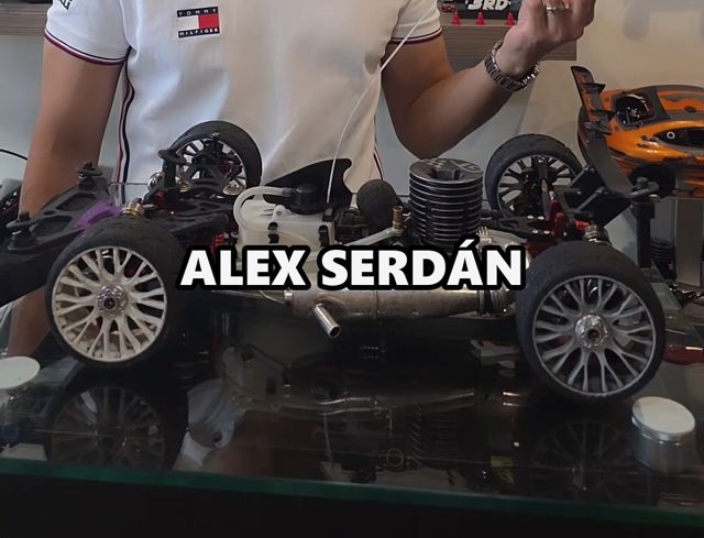 Mi nitro 1/10 de pista sobre la mesa de vidrio, listo para medirle la altura