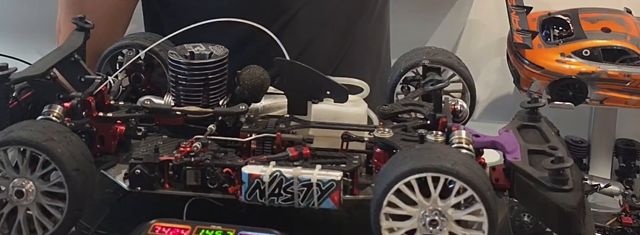 Mi touring nitro en la mesa, con la pantalla de la báscula de 4 puntos enfrente