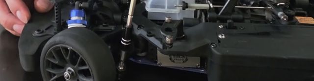 Mi Kyosho FW-06 en la mesa: la rueda de adelante y la dirección