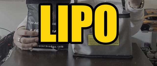 Mis dos bolsas LiPo sobre la mesa: la negra Racers Edge y la caja plateada