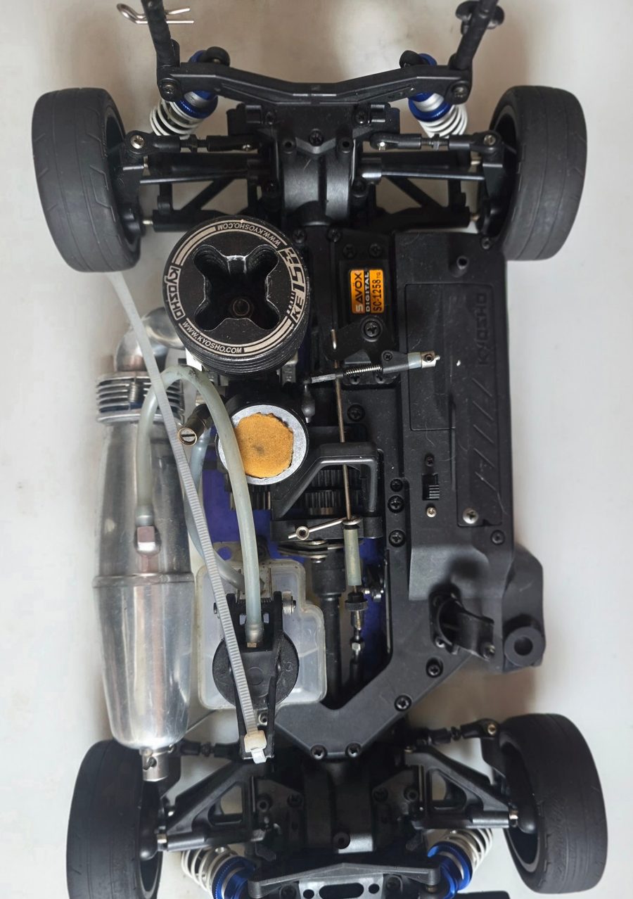 Kyosho FW-06 a nitro visto desde arriba, la trasera arriba y el frente abajo